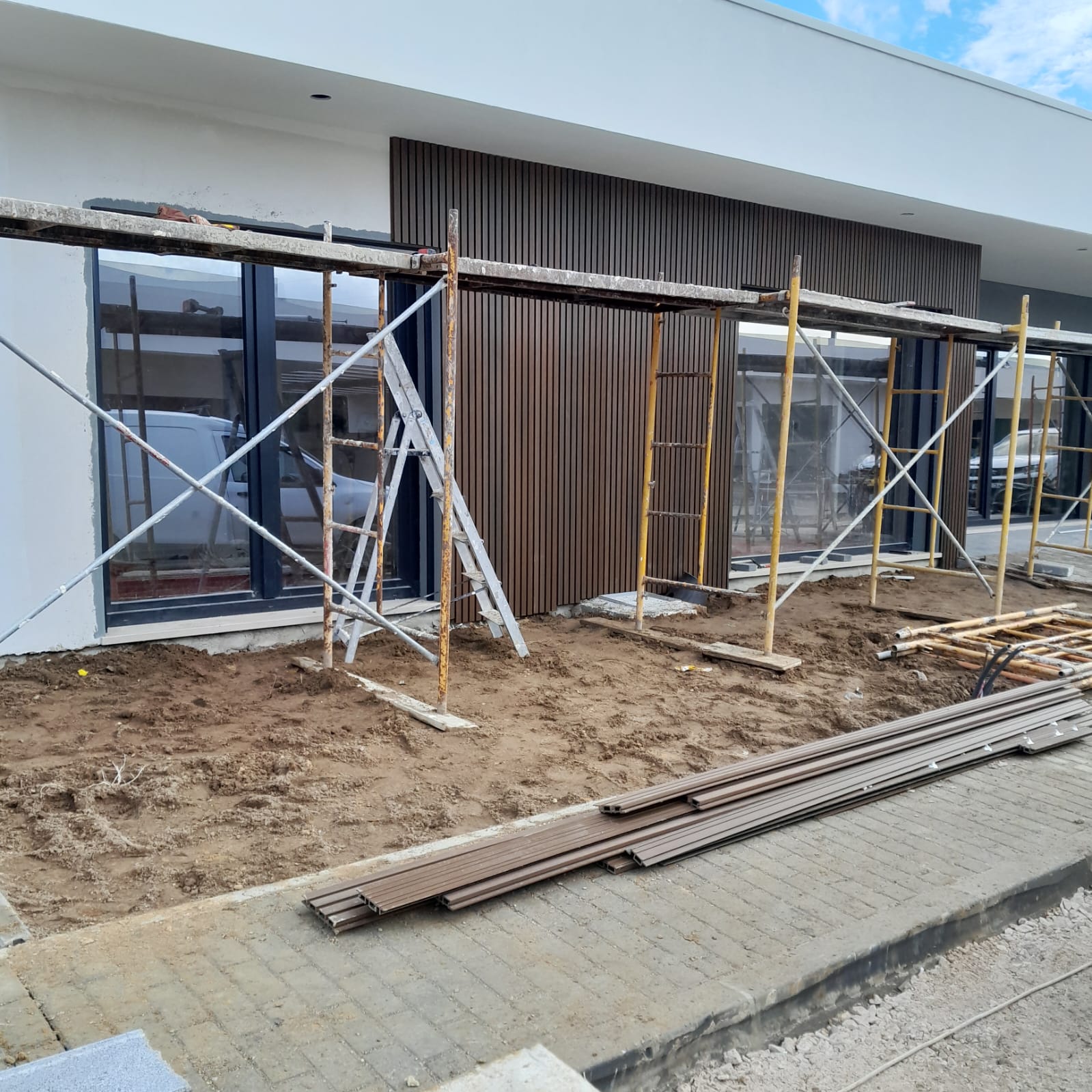 Este alt deve ser dinâmico e dar para insriri on upload no Backoffice