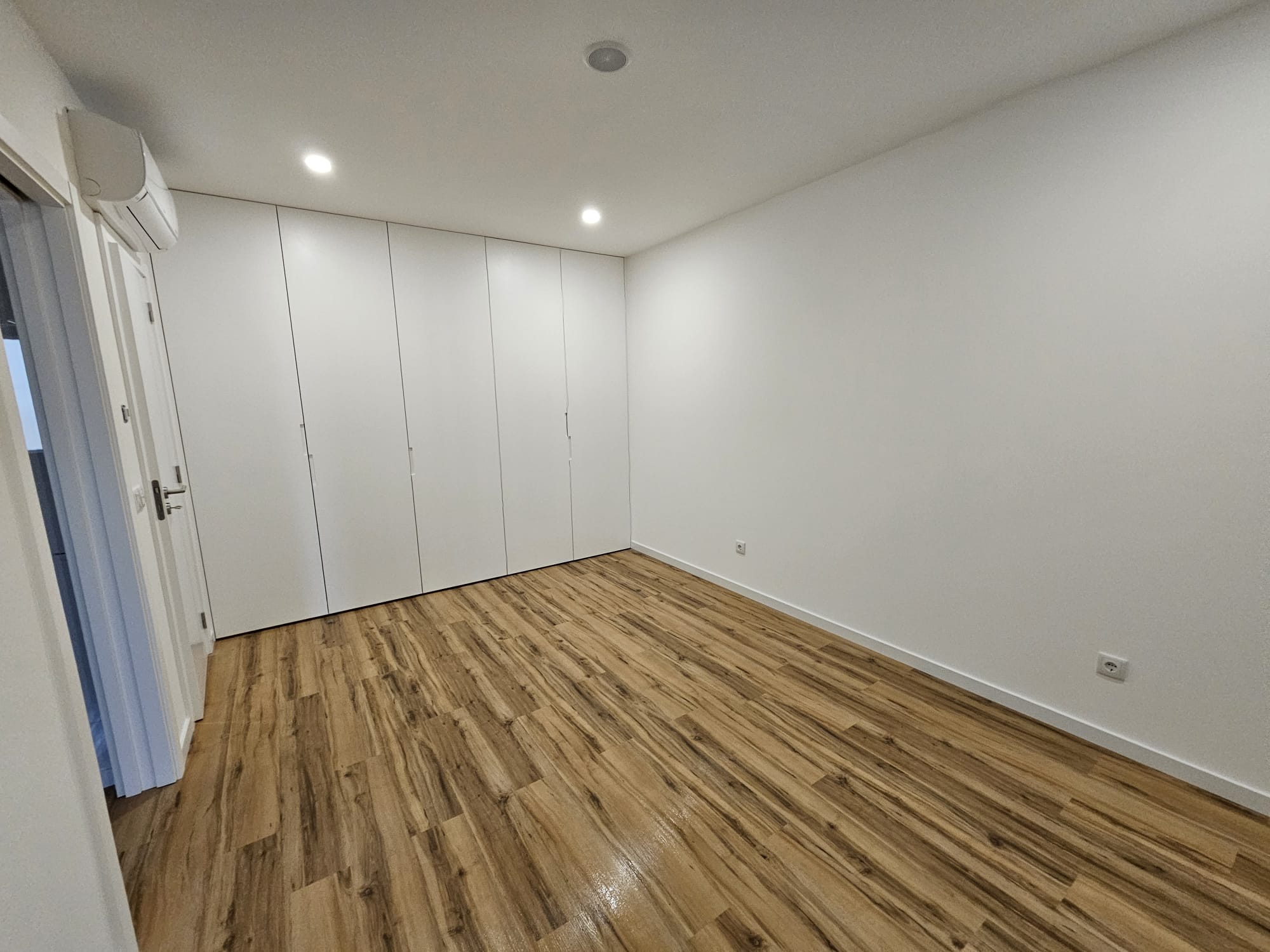 Este alt deve ser dinâmico e dar para insriri on upload no Backoffice